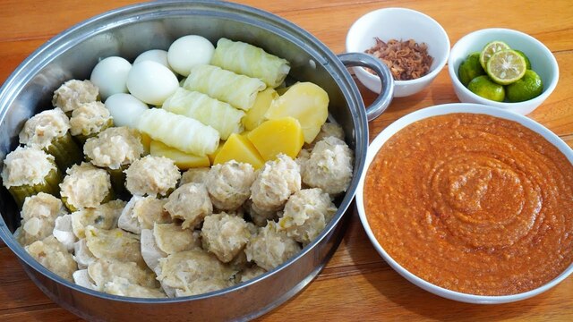 Siomay Bandung Enak Disajikan dengan Bumbu Kacang Spesial
